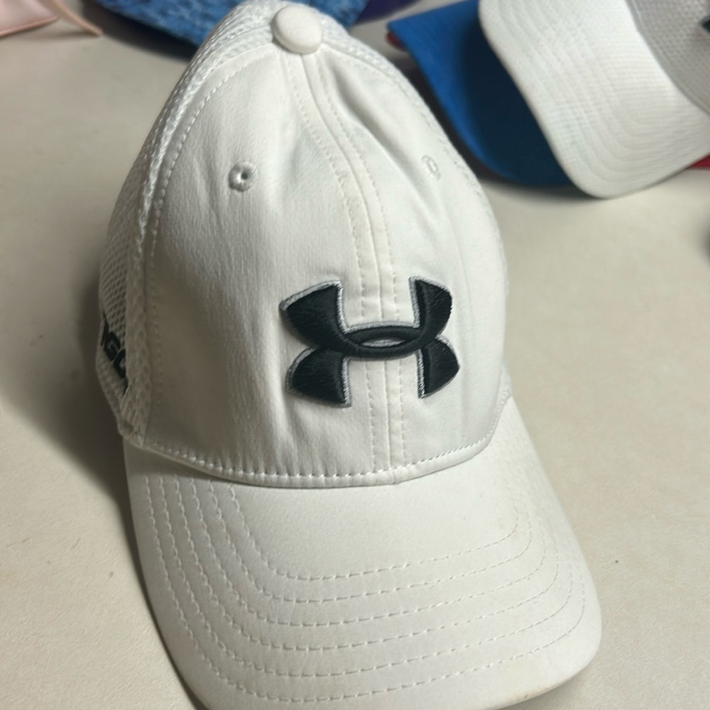 Under Armour Youth XS/S Golf hat white. Black logo